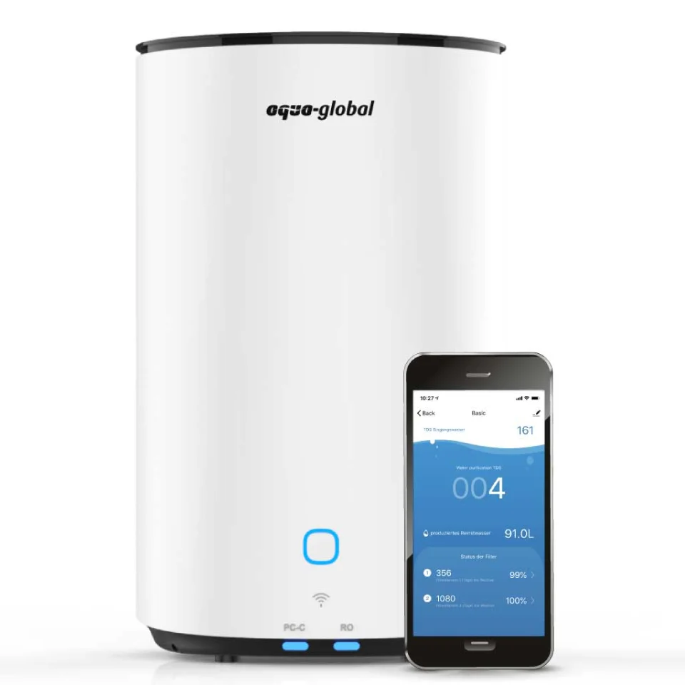 Ein modernes Wasserfiltersystem, Basic von Aqua Global in Weiß mit einem dazugehörigen Smartphone, das eine App zur Überwachung des Wasserreinigungsstatus und der Filterleistung anzeigt.